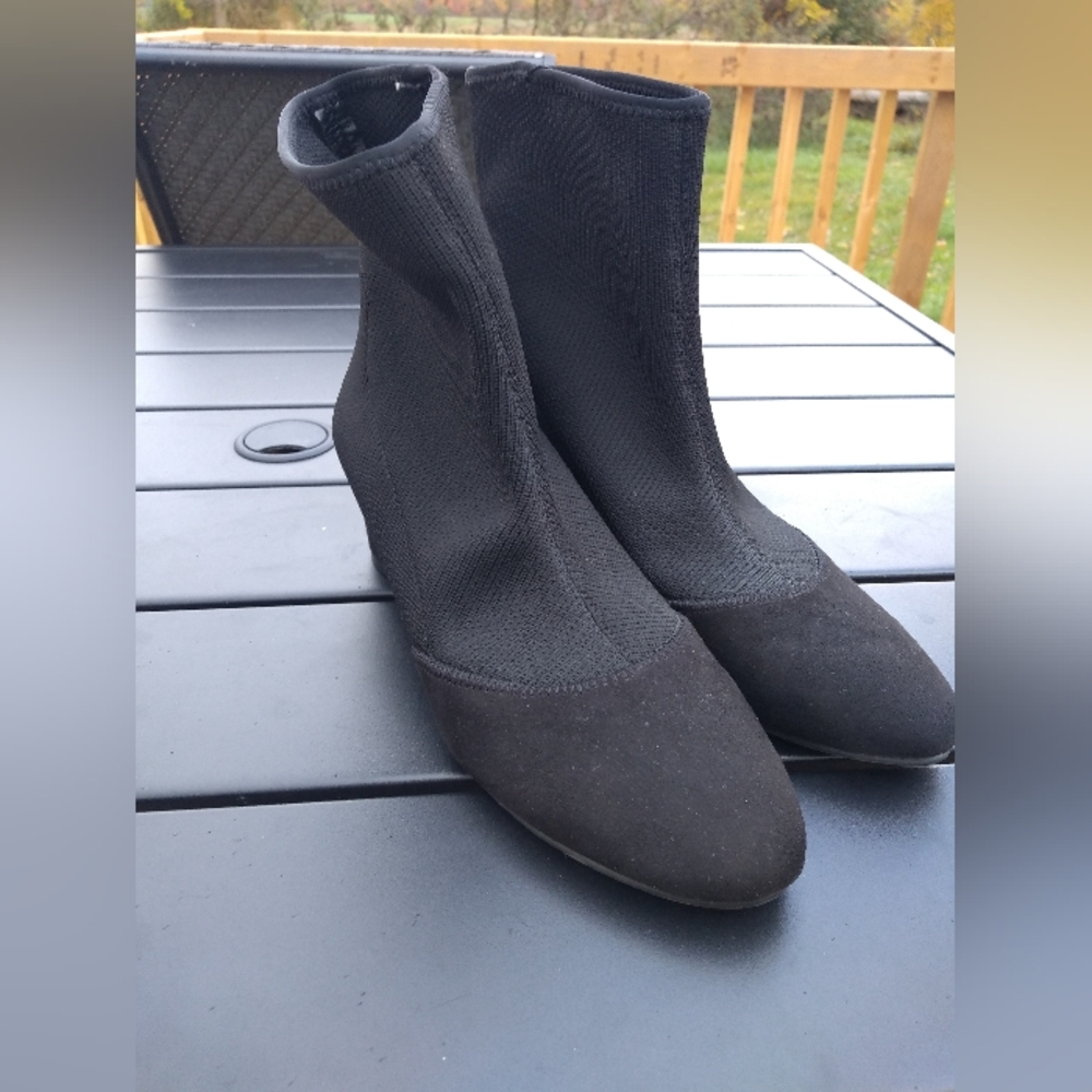Nine West Black Pull On Block Heeled Booties, Size 7M, Like New Condition